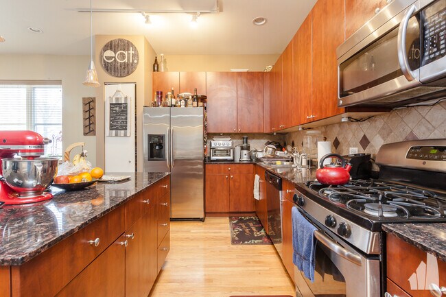 Building Photo - 648 W 16th St