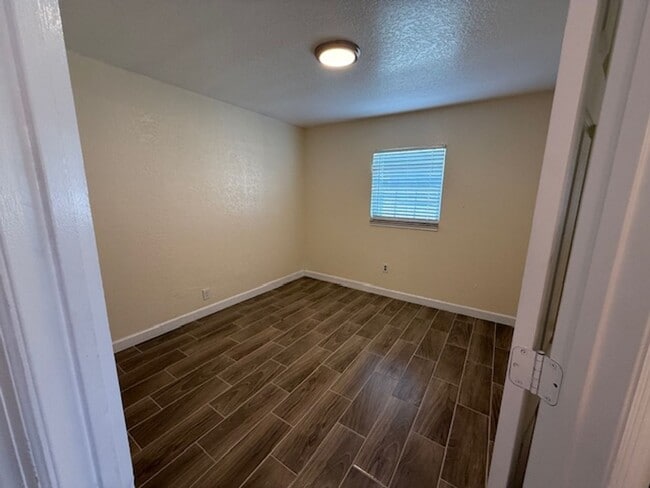 Building Photo - Beautiful single family Home.