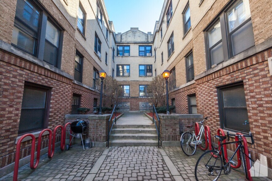 Building Photo - 713 W Brompton Ave
