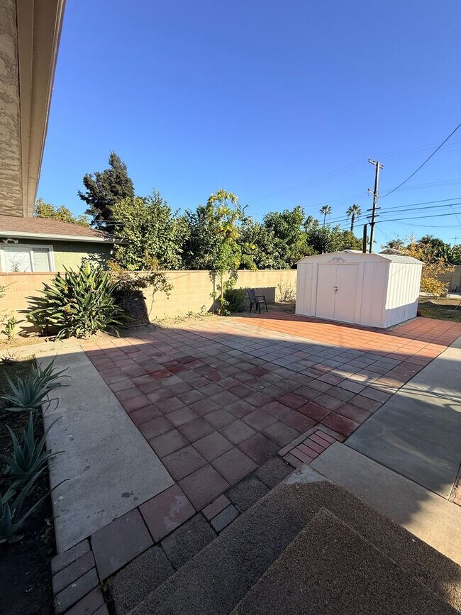 Building Photo - 3Bd House w/ HUGE Yard + RV Parking + New Appliances!