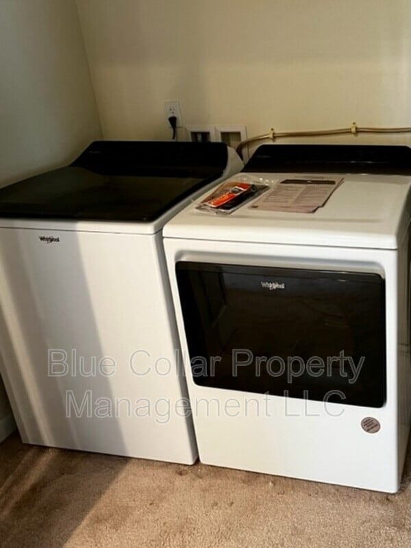 Building Photo - 104 College St