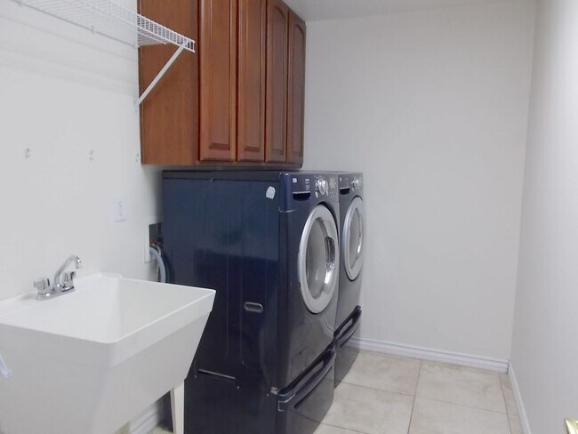 Building Photo - Beautiful 4BR Home with Pool, Loft, and 3-...