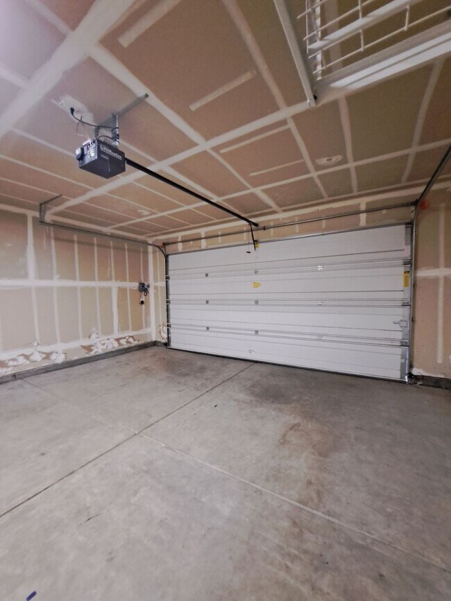 Building Photo - Rent Reduced to $2300 & Move in Special Half Off the 1st Month's Rent – Single Level 3BR Home w/ ...