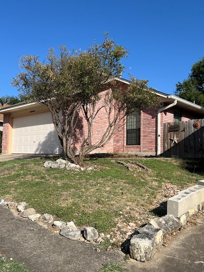 Building Photo - 102 Aspen Dr N