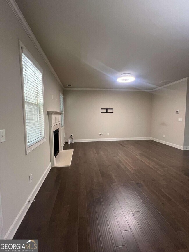 Building Photo - 225 Holdings Dr