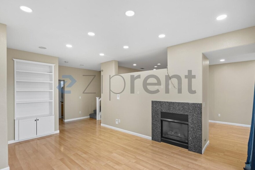 Building Photo - 916 Del Avion Ln