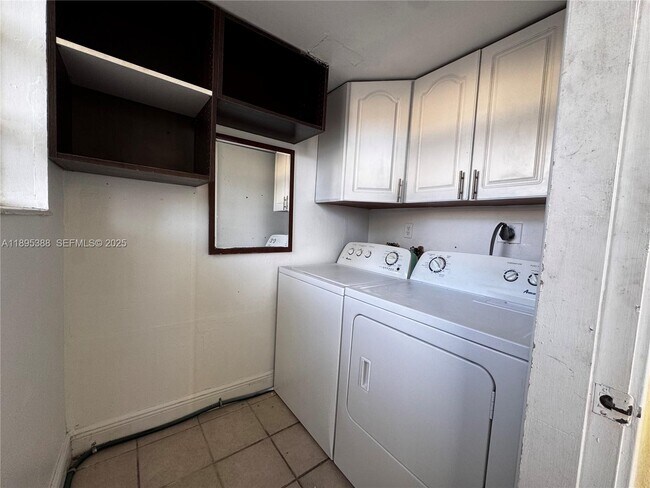 Building Photo - 8405 SW 137th Ave