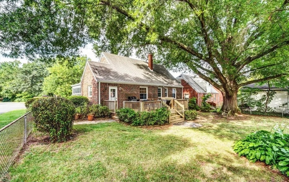 Building Photo - 3500 Rosewood Ave