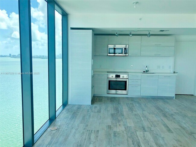 Building Photo - 650 NE 32nd St