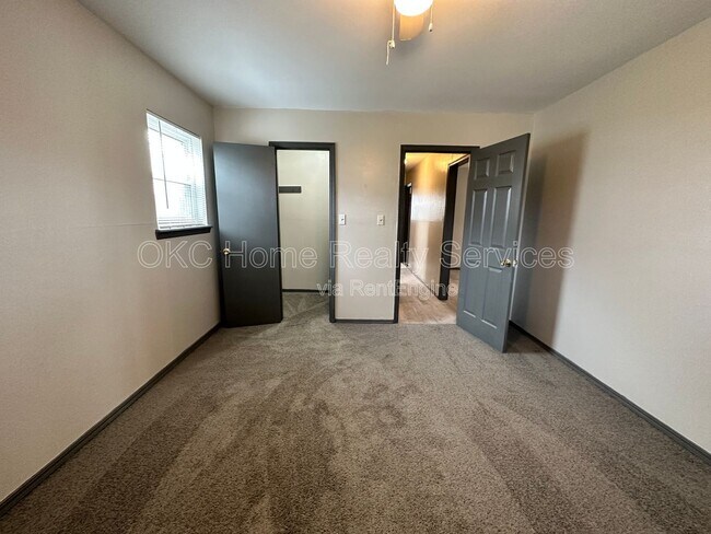 Building Photo - 1706 Surrey Pl