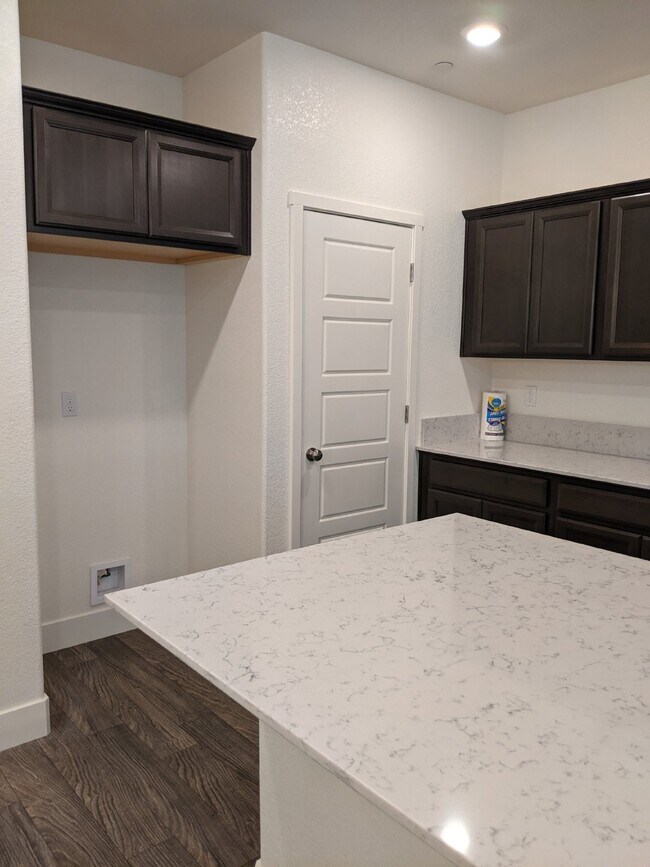 Building Photo - Prime location in Merced!