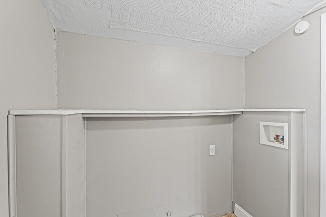 Building Photo - Charming 2 Bed, 1 Bath Lenexa Home with Modern Amenities!