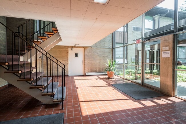 Building Photo - Updated One-Bedroom in Cherboneau North | ...