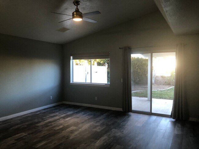 Building Photo - 3 bedroom 2 bathroom Home in Silver Lakes!...