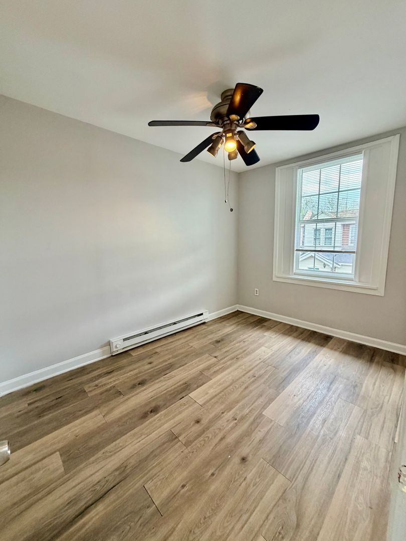 Building Photo - Rare 5-Bedroom Gem in Kingsessing