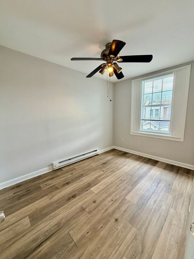 Building Photo - Rare 5-Bedroom Gem in Kingsessing