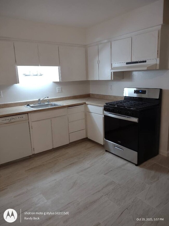 Building Photo - Spacious 2bd First Floor Apartment in 4-Plex Building