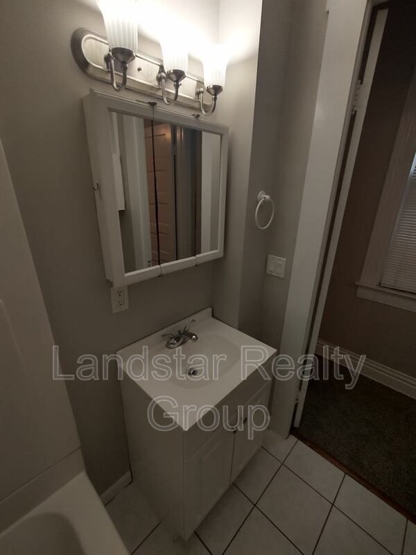 Building Photo - 2127 Grinstead Dr