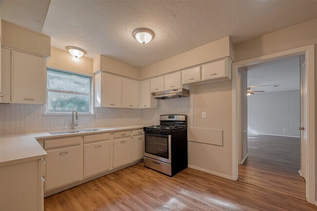 Building Photo - 505 Stoneledge Dr