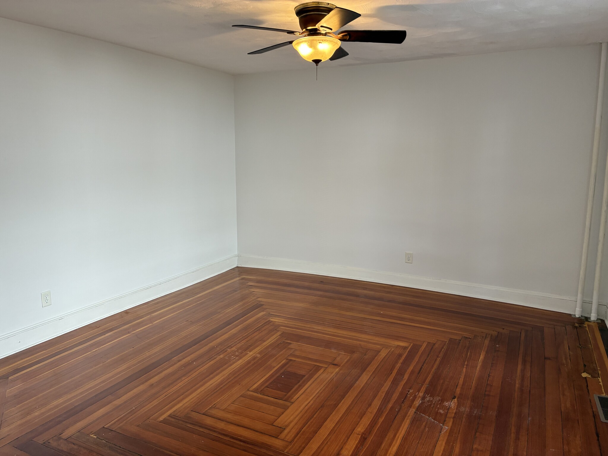 Building Photo - 77 King St