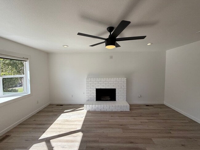 Building Photo - Updated 3-bedroom single story in Oakdale!