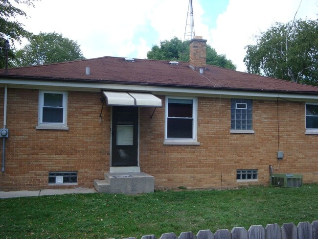 Building Photo - 3 Bedroom, 2 Bath Single Family Home in Quiet Kenosha Neighborhood