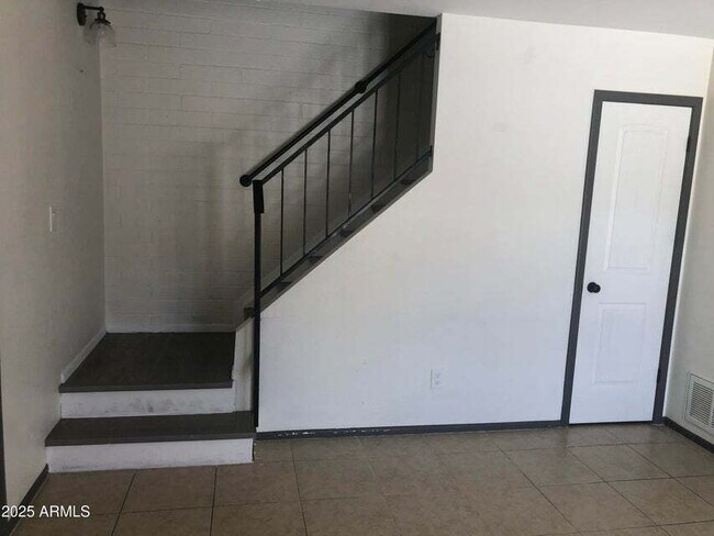 Building Photo - 2 Story Townhouse,  3 Bedroom, 1 Bathroom,...