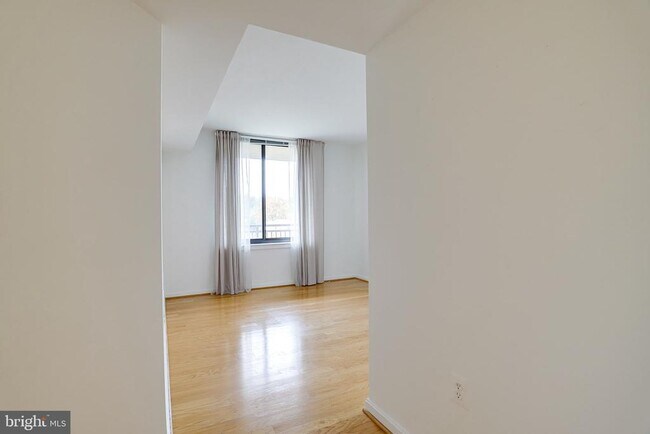 Building Photo - 2220 Fairfax Dr