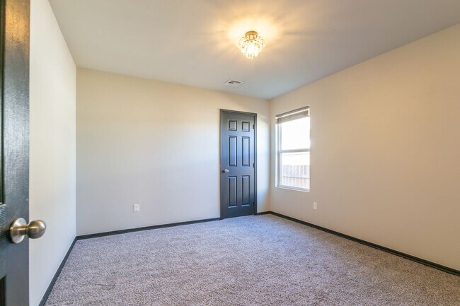 Building Photo - Beautiful 4 Bed 2 Bath in the Heart of Noble!