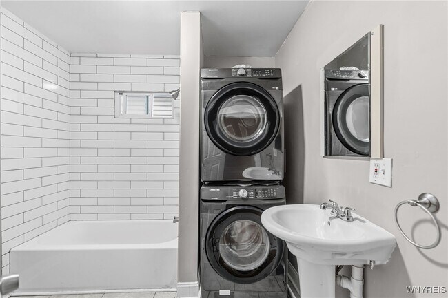 Building Photo - 2342 Seneca St