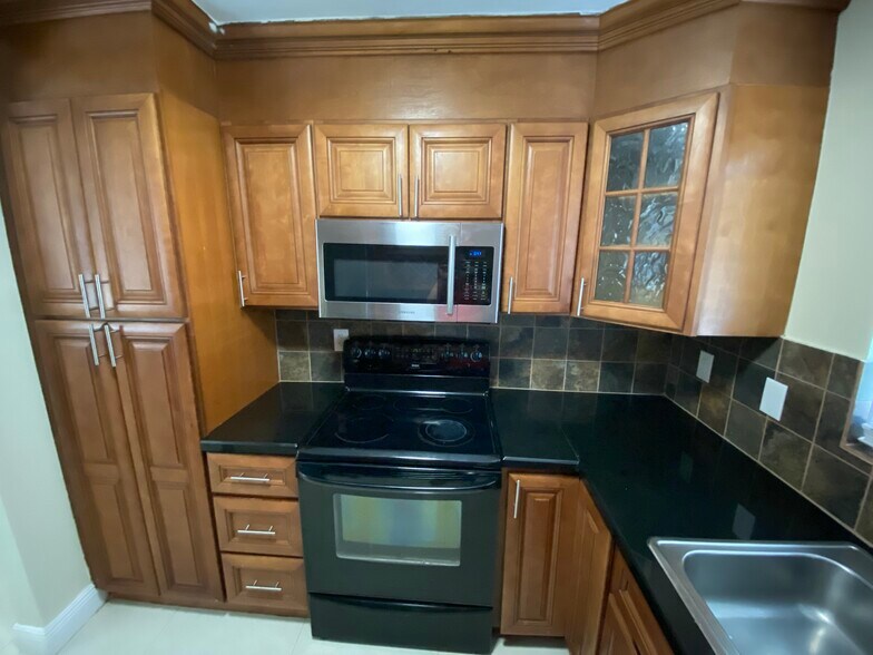 Primary Photo - 581 N University Dr