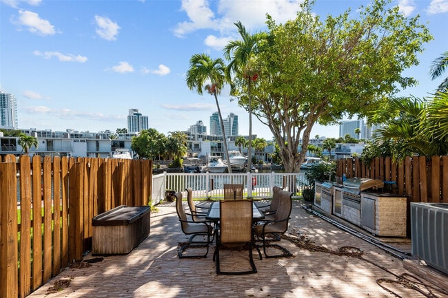 Building Photo - 822 NE 25th Ave