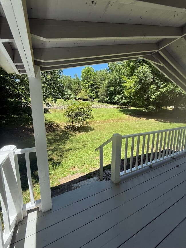 Building Photo - Large Updated Three Bedroom