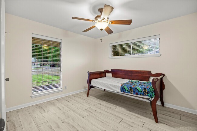 Building Photo - 1607 Buescher Dr