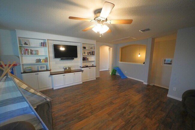 Building Photo - Gorgeous 5 Bedroom Rental in Cibolo! Realtor Commmission: $400