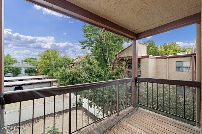 Building Photo - 2955 Lakeside Dr