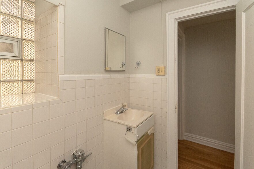 Building Photo - 533 W Roscoe St