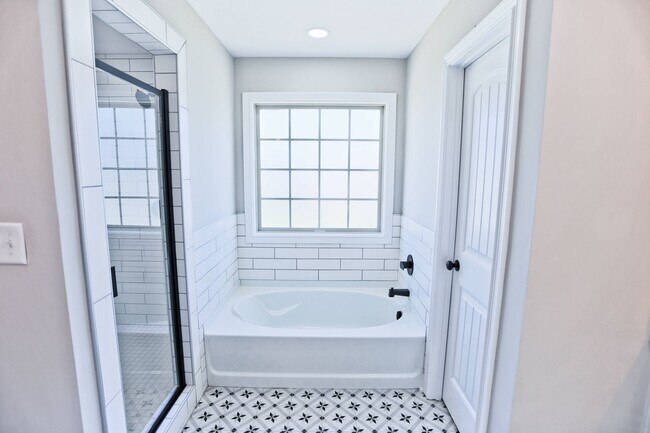 Building Photo - 851 Jersey Dr