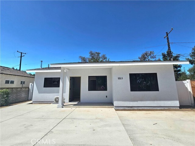 Primary Photo - 902 Magnis St