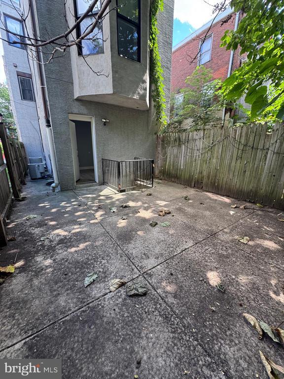 Building Photo - 1522 Willington St