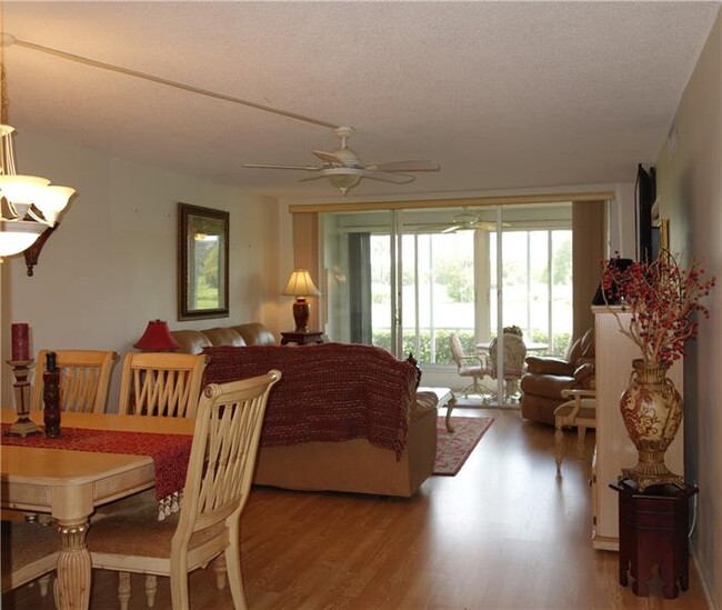 Building Photo - 2901 S Palm Aire Dr
