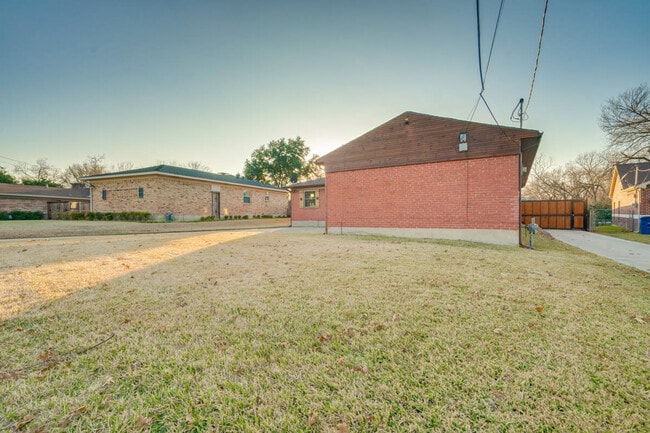 Building Photo - 7809 Claremont Dr