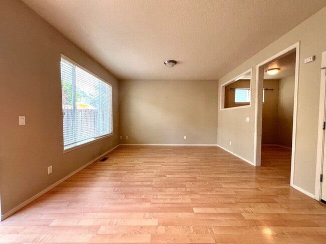 Building Photo - Beautiful 3-Bedroom Home in Hillsboro’s Desirable Arbor Roses Community!