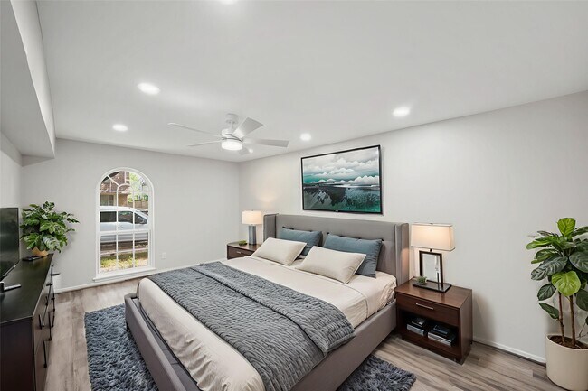 Building Photo - 357 N Post Oak Ln