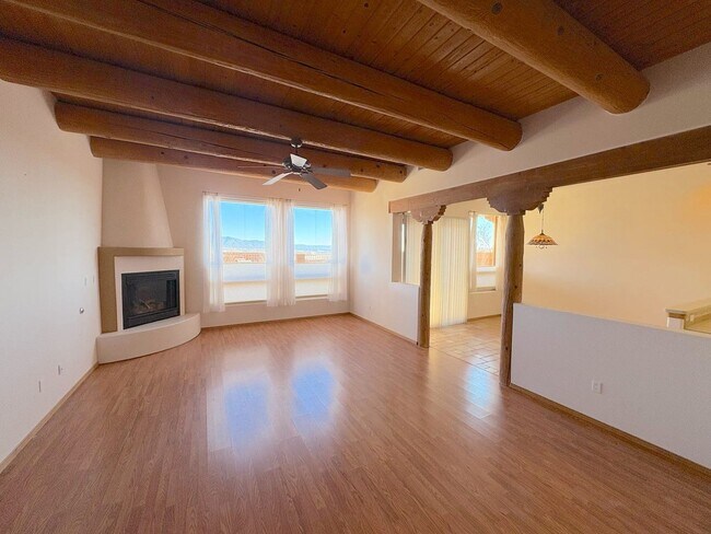 Building Photo - Immaculate 3 bedroom in Rio Rancho! Stunni...