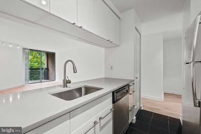 Building Photo - 601 24th St NW
