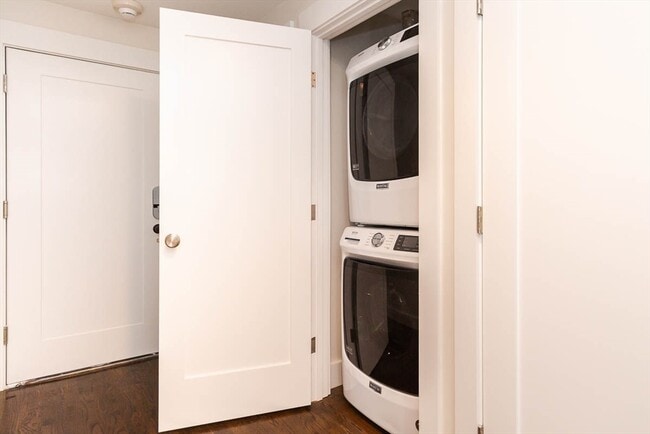 Building Photo - 24 Clary 3