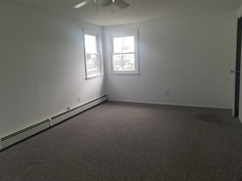 Upstairs Large Bedroom - 456 Lincoln Blvd