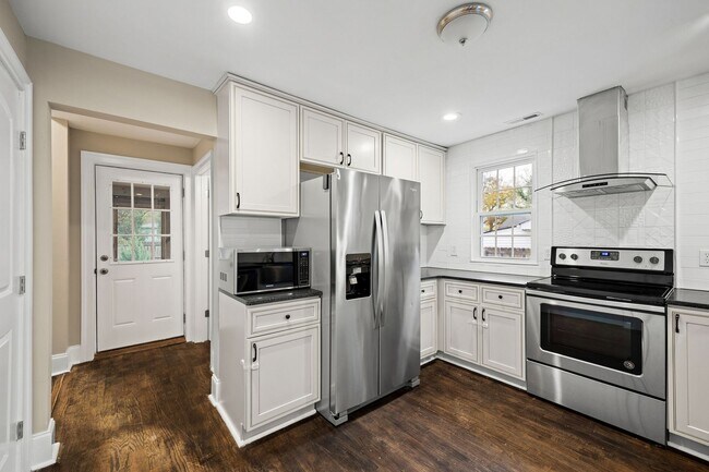 Building Photo - Quaint 3 Bedroom/2 Bath Home Located Near ...