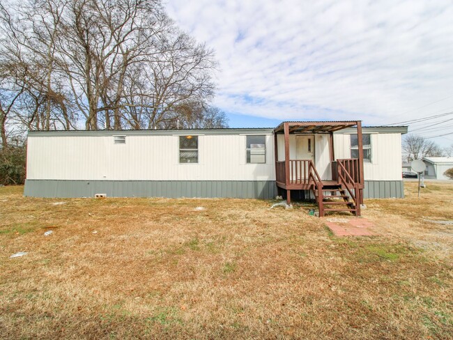 Building Photo - Great Location ~ Great Price ~ Pulaski, TN